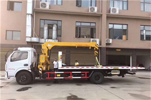 乌兰附近汽车轮胎更换